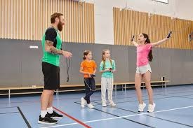 湖人客场惨遭国王屠戮，东契奇心态崩溃两名首发成“铁匠”，一项数据被完爆